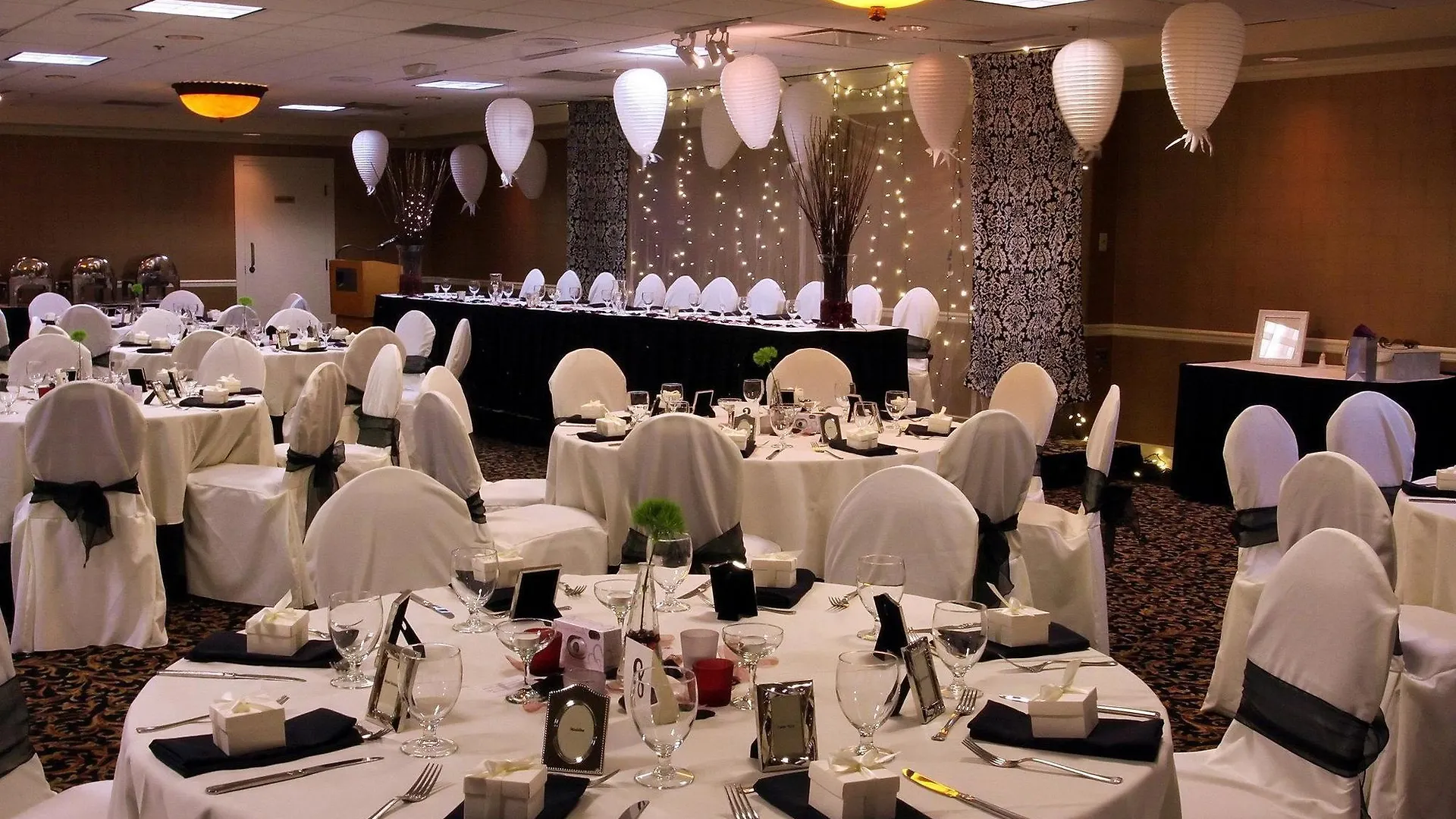 ***  Harbour Towers Hotel & Suites Виктория Канада