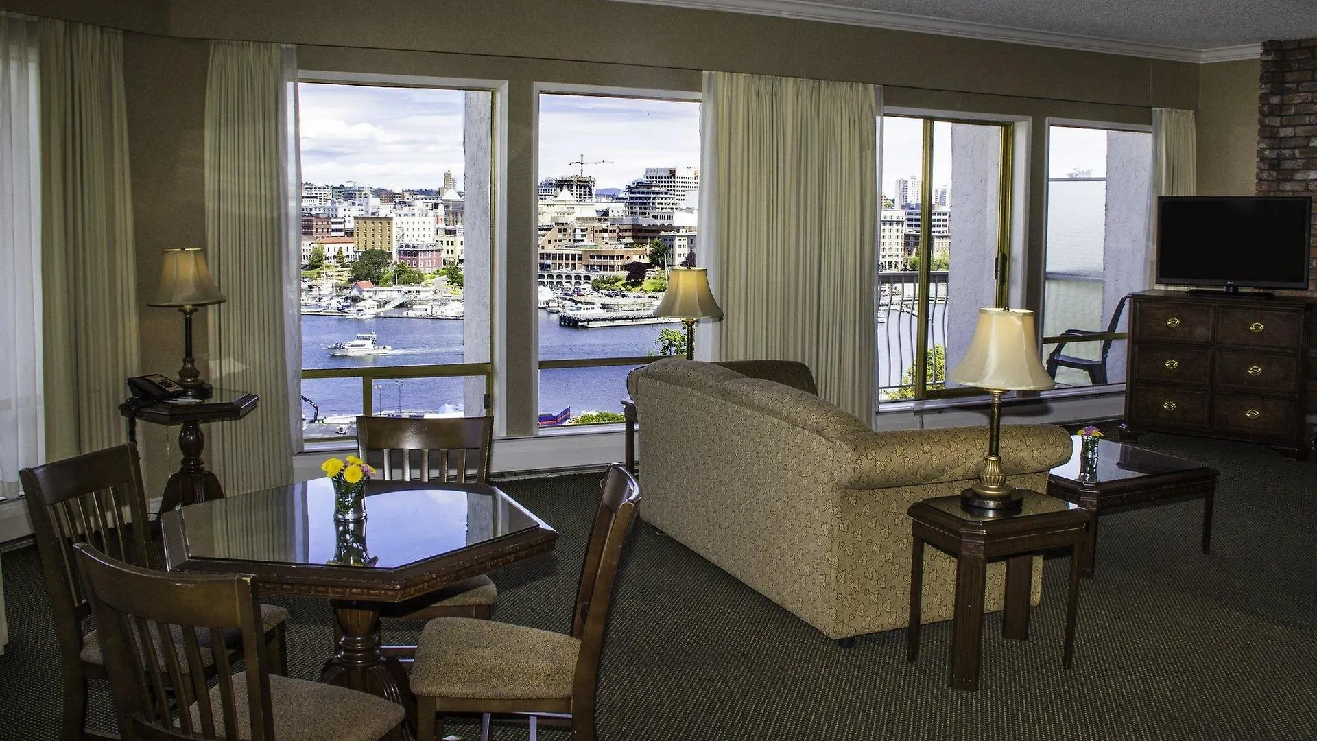 Harbour Towers Hotel & Suites Виктория