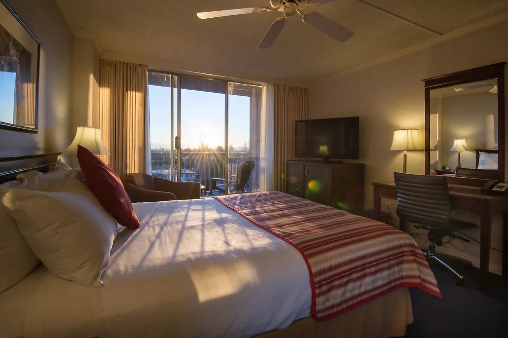 Harbour Towers Hotel & Suites Виктория