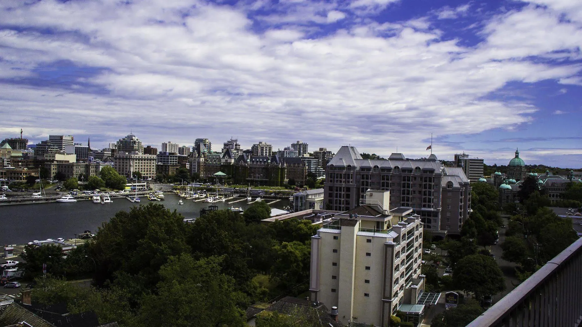Harbour Towers Hotel & Suites Виктория
