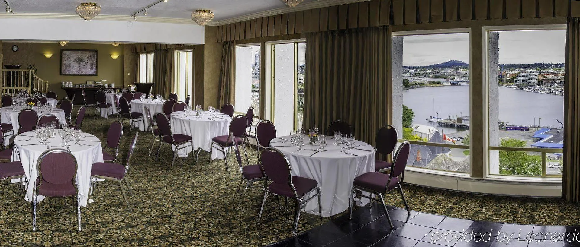 Harbour Towers Hotel & Suites Виктория