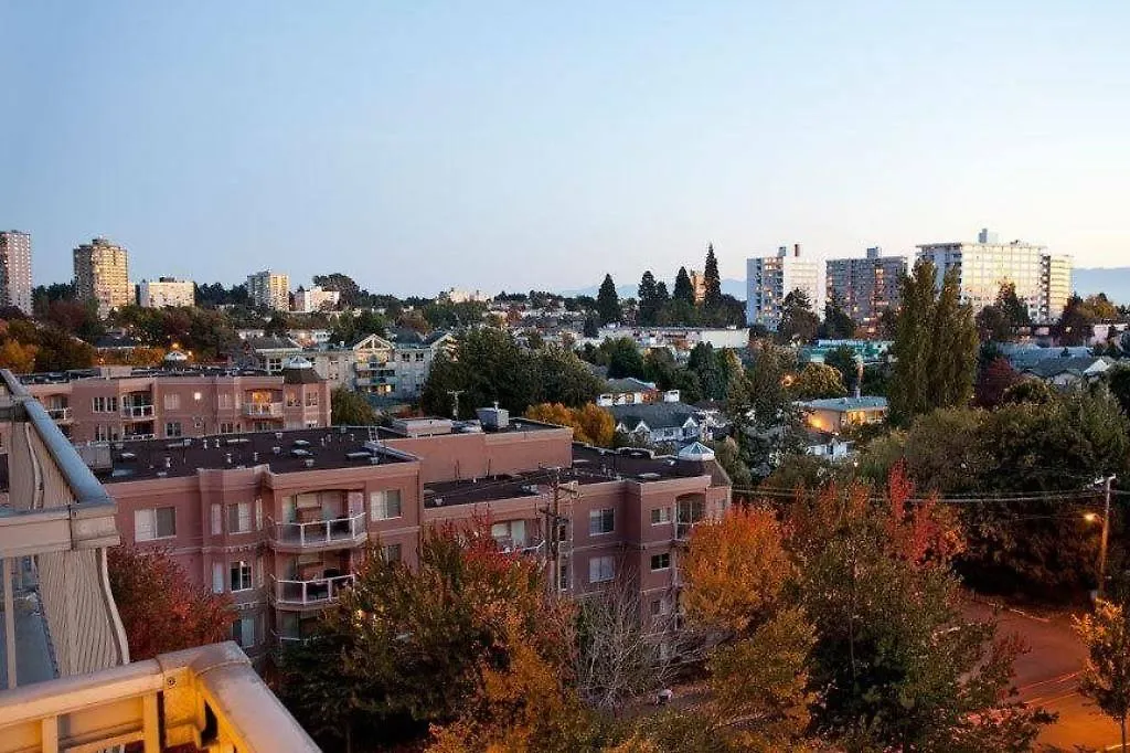 Harbour Towers Hotel & Suites Виктория