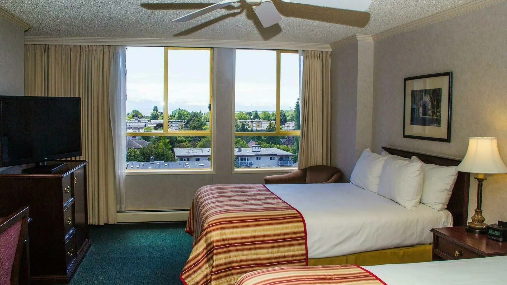 Harbour Towers Hotel & Suites Виктория