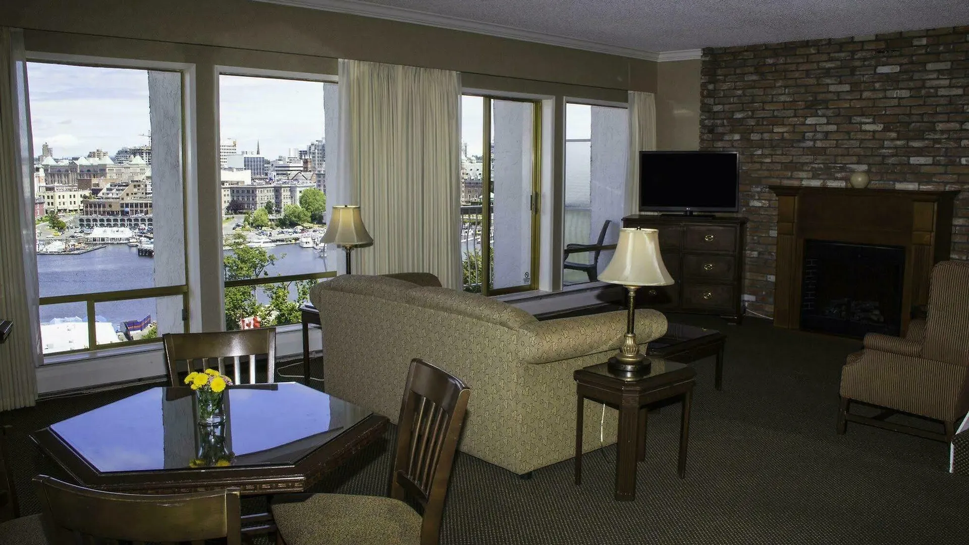 Harbour Towers Hotel & Suites Виктория 3*,