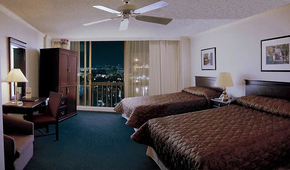 Harbour Towers Hotel & Suites Виктория